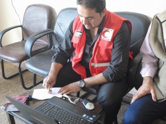 الهلال الأحمر الأردني والإماراتي يوزعان مساعدات لللآجئين السوريين